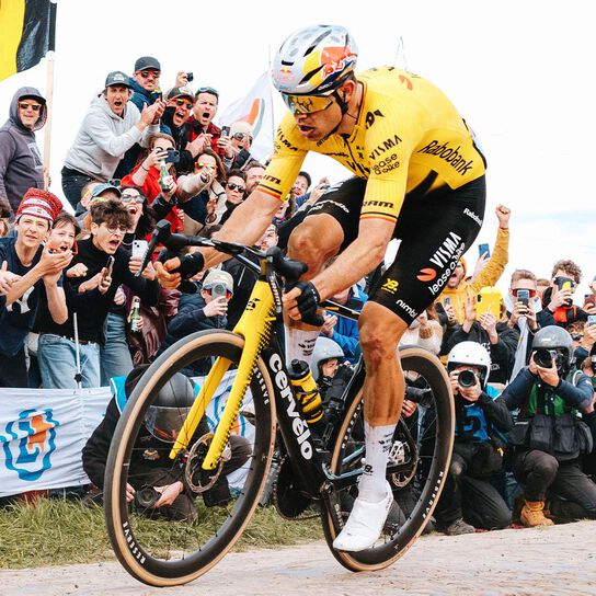 Wout Van Aert vince la Parigi-Roubaix